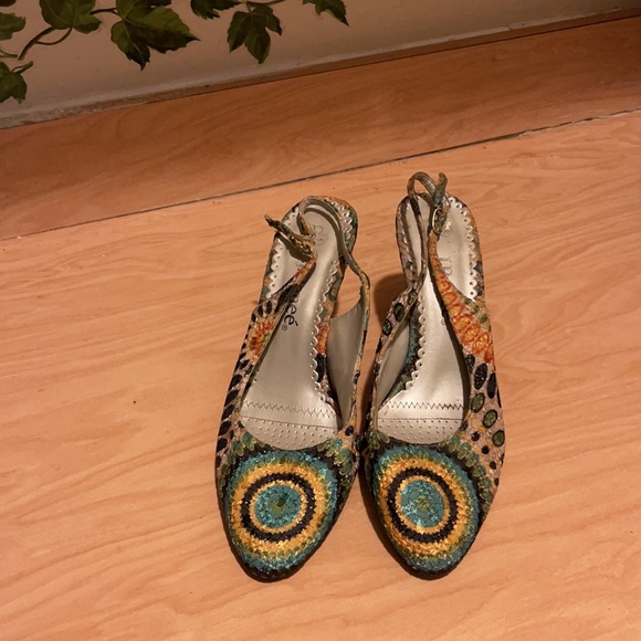 Fashionable J.Renee’ shoes in multiple colors. - Picture 2 of 4